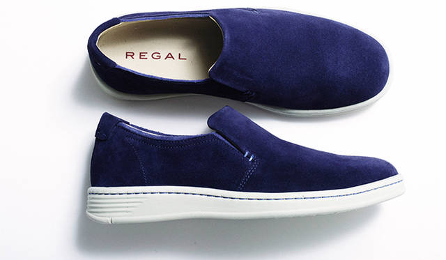 素材はスエード。大人のカジュアルを表現した、モダンな一足。写真のネイビー以外に、グレーとブルーの色もラインナップ