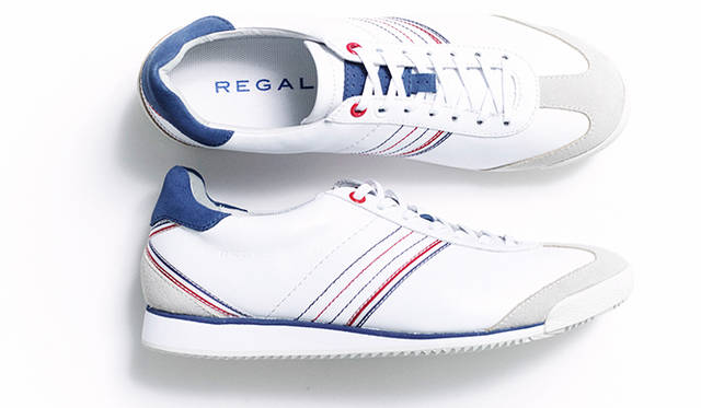 素材は、スムースレザーとスエードのコンビ。写真のほかに、ネイビーベースの色もある