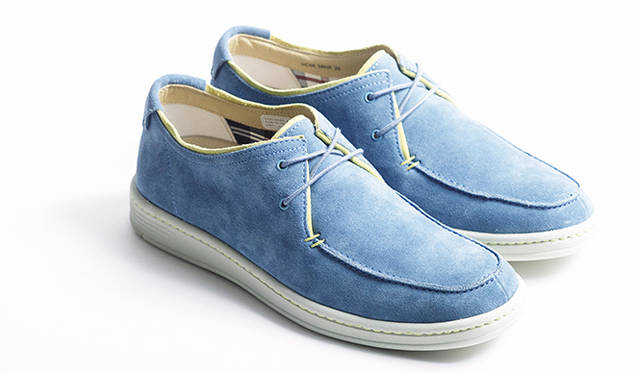 エッジのイエローが上品な差し色の役割を担う2アイレットシューズ。オパンケ製法で履き心地も軽やか。1万5120円