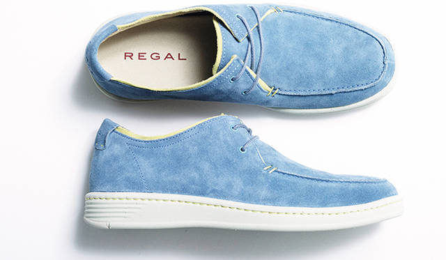 スエードを用いることで品があり、ジーンズやショーツと合わせたい一足に仕上がった。写真の色のほか、ネイビー、グレー、ベージュの4色展開