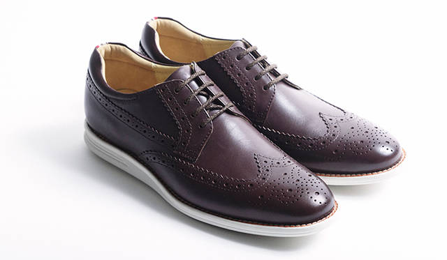 贅肉を削ぎ落としたフォルムに光沢のあるレザーが華を添える。アイボリーのソールと踵に配したシックなテープが絶妙な抜け感を演出。1万9440円