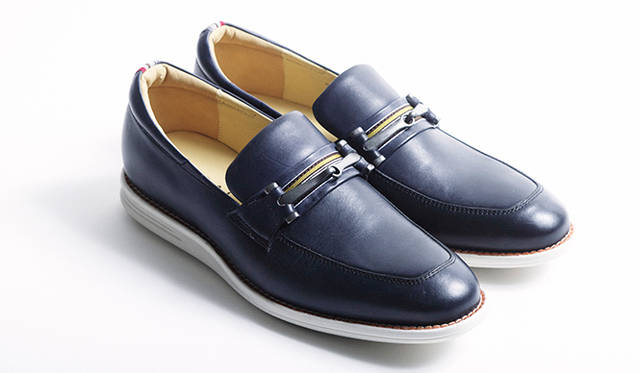 スマートなラウンドフォルムのビットローファー。ビットの下と踵に配したストライプのテープが洒脱。1万9440円