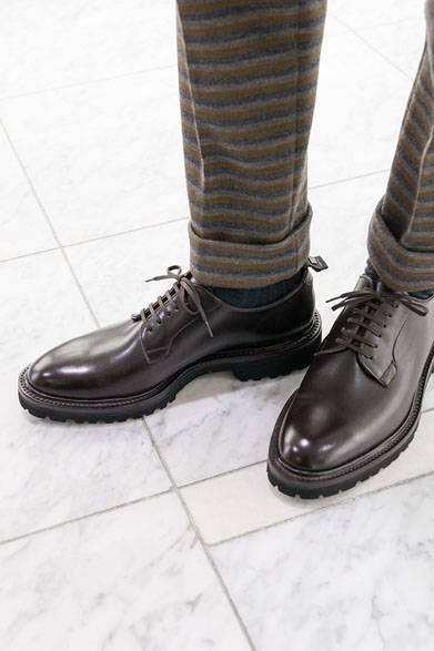 <strong>WH｜ダブルエイチ</strong><br />プレーントゥを履く坪内 浩氏