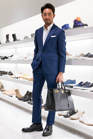 <strong>WH｜ダブルエイチ</strong><br />ダブルモンクストラップを履く干場義雅氏