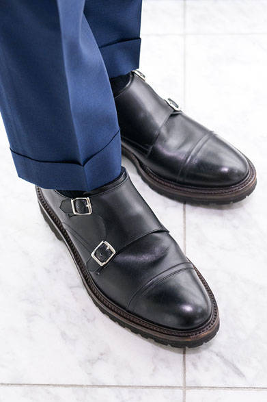 <strong>WH｜ダブルエイチ</strong><br />ダブルモンクストラップを履く干場義雅氏