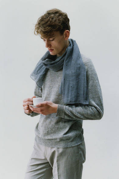 <strong>MARGARET HOWELL｜マーガレット・ハウエル</strong><br />ニット2万7000円、トラウザーズ3万1320円、スカーフ3万5640円（すべてマーガレット・ハウエル）