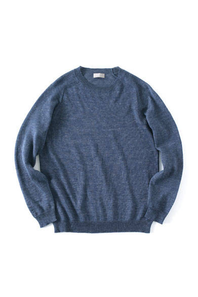 <strong>MARGARET HOWELL｜マーガレット・ハウエル</strong><br />シャリッとしたリネンならではの風合いを最大限に引き出したベーシックなデザインのクルーセーター。モデル着用色のほか、今シーズンのキーカラー、ブルーも登場。ニット 2万7000円（マーガレット・ハウエル）