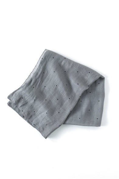 <strong>MARGARET HOWELL｜マーガレット・ハウエル</strong><br />リネンならではのサラッとした肌触りがクセになるスカーフは、ハンドプリント仕上げ。周りを手まつりで縫っているのも味のひとつになっている。スカーフ3万5640円（マーガレット・ハウエル）