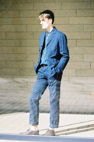 <strong>MARGARET HOWELL｜マーガレット・ハウエル</strong><br />ジャケット4万3200円、トラウザーズ2万5920円、シューズ5万1840円（すべてMHL.）、シャツ3万2400円（マーガレット・ハウエル）