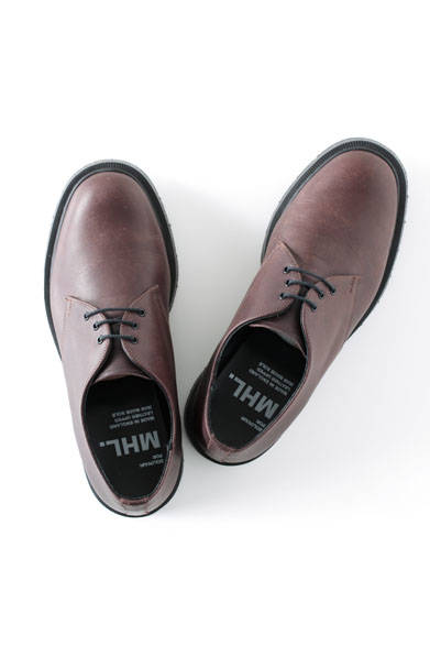 <strong>MARGARET HOWELL｜マーガレット・ハウエル</strong><br />英国・ノーザンプトンで生産されているギブソンシューズがMHL.より登場。頑丈で履きやすいグッドイヤーウェルト製法で、抜群の履き心地に。シューズ5万1840円（MHL.）