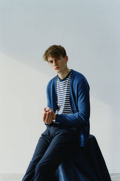 <strong>MARGARET HOWELL｜マーガレット・ハウエル</strong><br />カーディガン 2万7000円、T シャツ 1万7280円、トラウザーズ 3万1320円（すべてマーガレット・ハウエル）