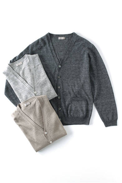 <strong>MARGARET HOWELL｜マーガレット・ハウエル</strong><br />リネンの特徴を生かした柔らかでサラッとした着心地のカーディガンは、モデル着用のブルーをくわえた4色展開。単色では表現できないメランジ調の豊かな表情に注目。カーディガン各2万7000円（すべてマーガレット・ハウエル）