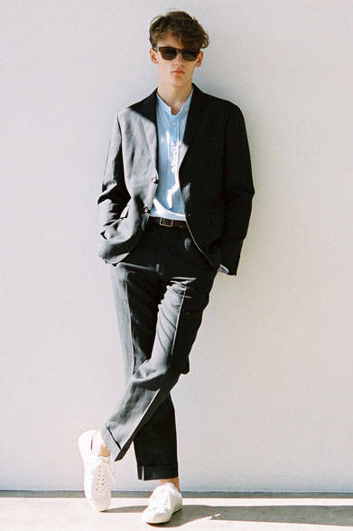 <strong>MARGARET HOWELL｜マーガレット・ハウエル</strong><br />ウールリネンのジャケットは、リネンのスラブ感と光沢感が特徴。軽くて膨らみのある独特な風合いが楽しめる。インナーに合わせたのはリネンのカラーレスシャツ。襟もとの程良いあき具合がセットアップにリラックス感を与える。ジャケット6万3720円、シャツ 3万240円、トラウザーズ3万2400円、サングラス7万3440円（店舗限定）、ベルト3万7800円、シューズ2万2680円（すべてマーガレット・ハウエル）