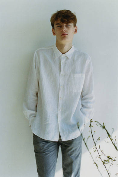 <strong>MARGARET HOWELL｜マーガレット・ハウエル</strong><br />春夏シーズンのマーガレット・ハウエルを代表する白のリネンシャツ。程良くリラックスしたサイズ感で、アウターの下にはもちろん、Tシャツを中に着て羽織っても様になるのがうれしい。定番として一枚は新調したいアイテムだ。シャツ 3万1320円、トラウザーズ 3万1320円（ともにマーガレット・ハウエル）