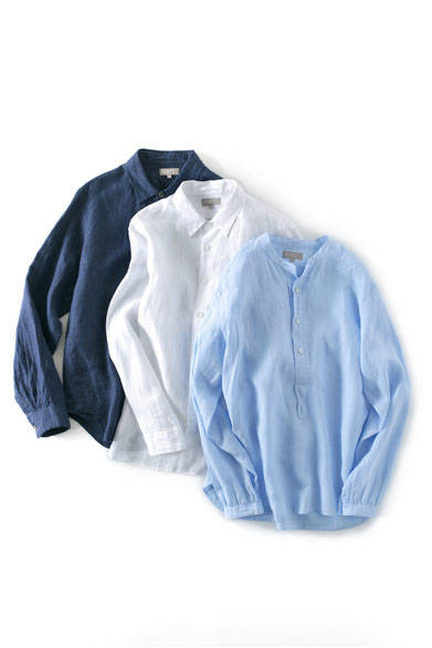 <strong>MARGARET HOWELL｜マーガレット・ハウエル</strong><br />インディゴ調のシャツは、老舗サプライヤーの定評あるリネンを使用。上質な素材にむら染めをほどこして、色に奥行きをくわえているのが魅力。インディゴシャツ3万2400円、レギュラーカラーシャツ（ホワイト）3万1320円、カラーレスシャツ（ブルー）3万240円（すべてマーガレット・ハウエル）