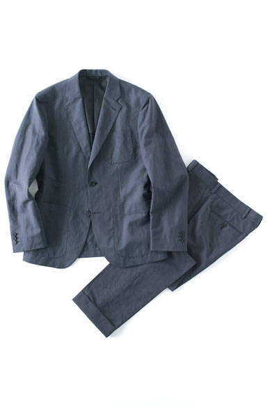 <strong>MARGARET HOWELL｜マーガレット・ハウエル</strong><br />ジャケット5万2920円、トラウザーズ3万240円（ともにマーガレット・ハウエル）