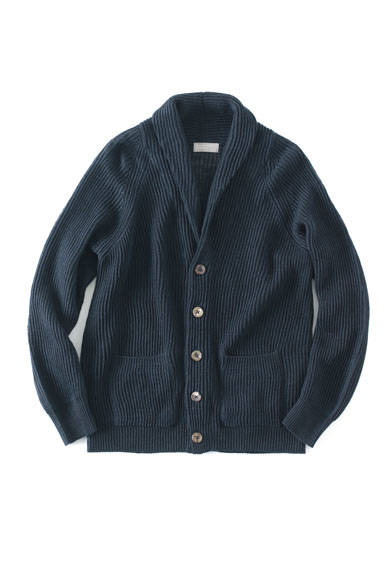 <strong>MARGARET HOWELL｜マーガレット・ハウエル</strong><br />春夏では定番デザインのリネン素材のショールカラーニット。アウター感覚で気軽に着られるリラックスしたサイズ感が特徴でボタンもアクセントに。カーディガン3万2400円（マーガレット・ハウエル）