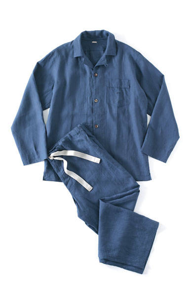 <strong>MARGARET HOWELL｜マーガレット・ハウエル</strong><br />パジャマシャツ2万7000円、パジャマトラウザーズ2万5920円（ともにマーガレット・ハウエル）