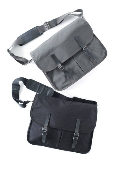 <strong>MARGARET HOWELL｜マーガレット・ハウエル</strong><br />バッグ各3万8880円（ともにマーガレット・ハウエル）