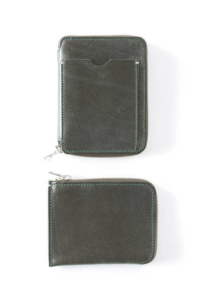 <strong>MARGARET HOWELL｜マーガレット・ハウエル</strong><br />イギリスの老舗レザーグッズメーカーに別注したスモールレザーグッズシリーズに新色が登場。コンパクトな大きさながら、マチもありしっかり収納できるのがうれしい。ウォレット（上）4万2120円、ウォレット（下）2万7000円（ともにマーガレット・ハウエル）