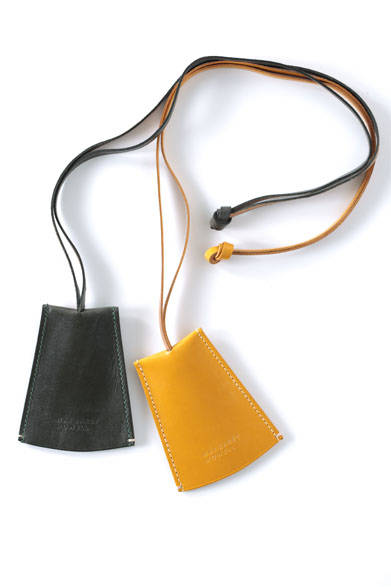 <strong>MARGARET HOWELL｜マーガレット・ハウエル</strong><br />鮮やかなイエローにくわえ、新色のカーキも登場したレザーキーケース。上手に使えばドレスライクなアクセサリーになるカラーとデザインに注目。キーフォブ各1万800円（ともにマーガレット・ハウエル）