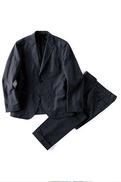 <strong>MARGARET HOWELL｜マーガレット・ハウエル</strong><br />ジャケット5万2920円、トラウザーズ3万240円（ともにマーガレット・ハウエル）