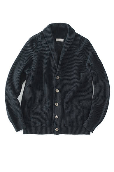 <strong>MARGARET HOWELL｜マーガレット・ハウエル</strong><br />春夏では定番デザインのリネン素材のショールカラーニット。アウター感覚で気軽に着られるリラックスしたサイズ感が特徴でボタンもアクセントに。カーディガン 3万2400円（マーガレット・ハウエル）