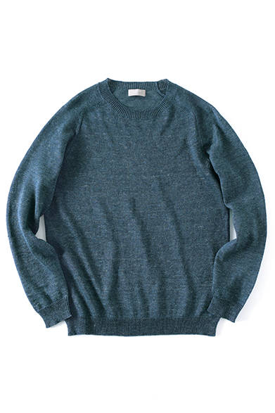 <strong>MARGARET HOWELL｜マーガレット・ハウエル</strong><br />シャリッとしたリネンならではの風合いを最大限に引き出したベーシックなデザインのクルーセーター。モデル着用色のほか、今シーズンのキーカラー、ブルーも登場。ニット 2万7000円（マーガレット・ハウエル）