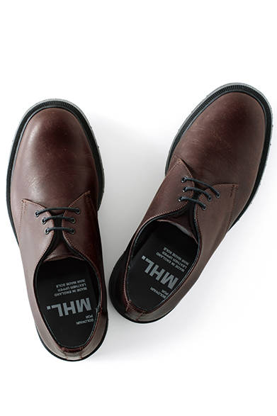 <strong>MARGARET HOWELL｜マーガレット・ハウエル</strong><br />英国・ノーザンプトンで生産されているギブソンシューズがMHL.より登場。頑丈で履きやすいグッドイヤーウェルト製法で、抜群の履き心地に。シューズ 5万1840円（MHL.）