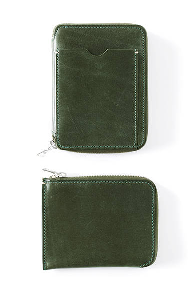 <strong>MARGARET HOWELL｜マーガレット・ハウエル</strong><br />イギリスの老舗レザーグッズメーカーに別注したスモールレザーグッズシリーズに新色が登場。コンパクトな大きさながら、マチもありしっかり収納できるのがうれしい。ウォレット（上）4万2120円、ウォレット（下）2万7000円（ともにマーガレット・ハウエル）