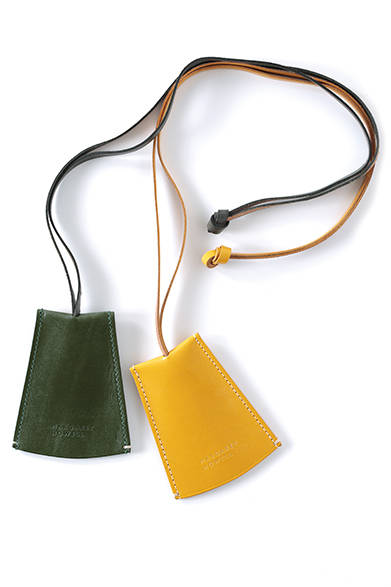 <strong>MARGARET HOWELL｜マーガレット・ハウエル</strong><br />鮮やかなイエローにくわえ、新色のカーキも登場したレザーキーケース。上手に使えばドレスライクなアクセサリーになるカラーとデザインに注目。キーフォブ 各1万800円（ともにマーガレット・ハウエル）