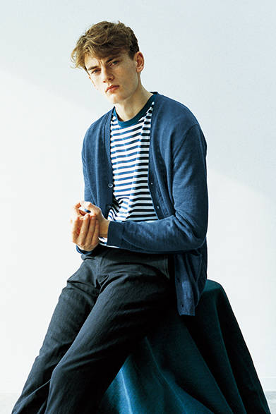 <strong>MARGARET HOWELL｜マーガレット・ハウエル</strong><br />おなじピッチのホワイトとブルーの配色のボーダーTシャツにマーガレット・ハウエルの春夏シーズンの定番であるリネンのカーディガンを合わせることでスタイリッシュな印象に。キーカラーのブルーを含め、全部で4色展開。カーディガン 2万7000円、Tシャツ 1万7280円、トラウザーズ 3万1320円（すべてマーガレット・ハウエル）