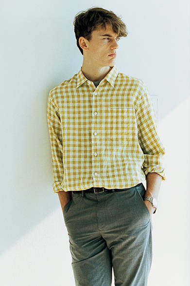 <strong>MARGARET HOWELL｜マーガレット・ハウエル</strong><br />今シーズンのキーカラーであるイエロー（メイズ）をリネンシャツで表現。やや大きめのギンガムチェックの落ち着いた色味は、カジュアルすぎずデイリーに着こなせるのが魅力だ。シャツ 3万5640円、Tシャツ 1万800円、トラウザーズ  3万1320円、ベルト 3万7800円、時計 3万9960円（すべてマーガレット・ハウエル）
