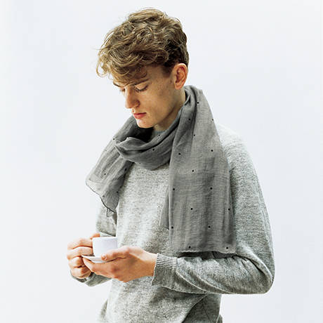 <strong>MARGARET HOWELL｜マーガレット・ハウエル</strong><br />ニット2万7000円、トラウザーズ3万1320円、スカーフ3万5640円（すべてマーガレット・ハウエル）