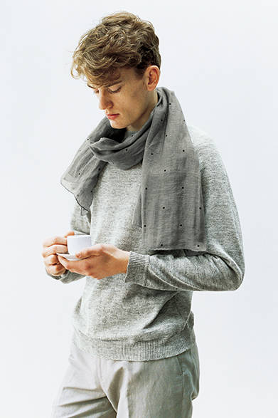 <strong>MARGARET HOWELL｜マーガレット・ハウエル</strong><br />秋冬にはカシミアで登場するサドルクルーニットが、春夏らしいリネン100パーセントで登場。メランジ感のある杢グレーで、素肌にも気持ちいい素材感は真夏まで愛用できる。ニット 2万7000円、トラウザーズ 3万1320円、スカーフ 3万5640円（すべてマーガレット・ハウエル）