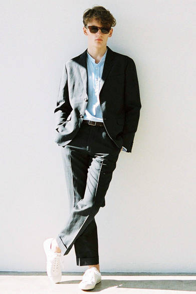 <strong>MARGARET HOWELL｜マーガレット・ハウエル</strong><br />ウールリネンのジャケットは、リネンのスラブ感と光沢感が特徴。軽くて膨らみのある独特な風合いが楽しめる。インナーに合わせたのはリネンのカラーレスシャツ。襟もとの程良いあき具合がセットアップにリラックス感をあたえる。ジャケット 6万3720円、シャツ 3万240円、トラウザーズ 3万2400円、サングラス 7万3440円（店舗限定）、ベルト 3万7800円、シューズ 2万2680円（すべてマーガレット・ハウエル）