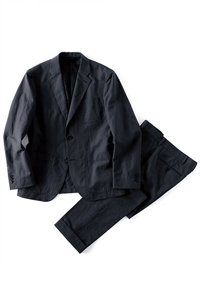 <strong>MARGARET HOWELL｜マーガレット・ハウエル</strong><br />シャツを羽織る感覚で着こなせる、コットンリネンならではの軽量なジャケットと、セットアップが楽しめる同素材のトラウザーズ。グレーがシックに映える。ジャケット 5万2920円、トラウザーズ 3万240円（ともにマーガレット・ハウエル）