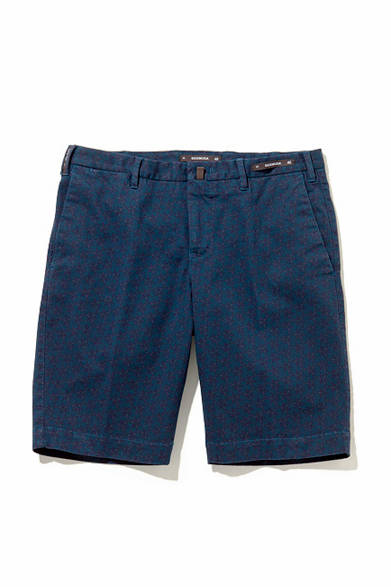 <strong>PT01｜ピーティー ゼロウーノ</strong><br />トリノで創業したボトムの専業メーカー「PT01」のショーツは、小花柄がうっすらとプリントされたシックな一枚。エストネーション別注・大阪店先行発売。2万8080円