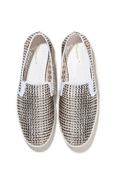 <strong>Rivieras｜リヴィエラ</strong><br />2009年にデビューしたシューズブランド「リヴィエラ」。スニーカーとエスパドリーユを組み合わせたような一足は、リゾート感溢れるシャイニーなデザインが新鮮。エストネーション別注・大阪店先行。4月18日（土）発売。1万4040円