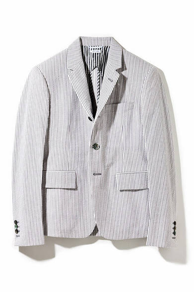 <strong>THOM BROWNE.NEW YORK｜トム ブラウン ニューヨーク</strong><br />コンパクトなシルエットに特徴のある「トム ブラウン ニューヨーク」のジャケット。夏の定番であるシアサッカーを使った一着。エストネーション大阪店限定。16万5240円