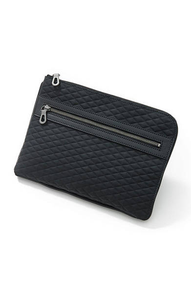 <strong>HERGOPOCH｜エルゴポック</strong><br />2005年にスタートしたバッグブランド「エルゴポック」。このクラッチバッグは、カーフレザーにラバーコーティングを施している。エストネーション大阪店限定。3万2400円