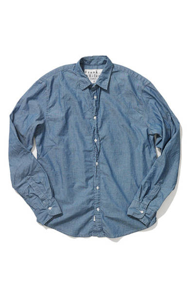 <strong>Frank & Eileen｜フランク＆アイリーン</strong><br />1947年創業のアメリカのシャツメーカー「フランク＆アイリーン」。写真のシャンブレーシャツは、ややゆったりとしたクラシックなフォルムを描く。エストネーション別注・大阪店先行発売。3万240円