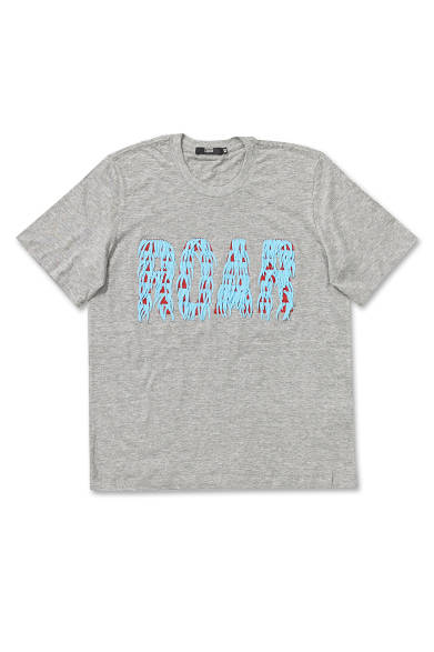 <strong>MARKUS LUPFER｜マーカス ルーファー</strong><br />ロンドンファッションウィークでコレクションを発表する「マーカス ルーファー」。このモック地のTシャツは、ウイットのきいたデザインが印象的。エストネーション別注・大阪店先行発売。3万240円