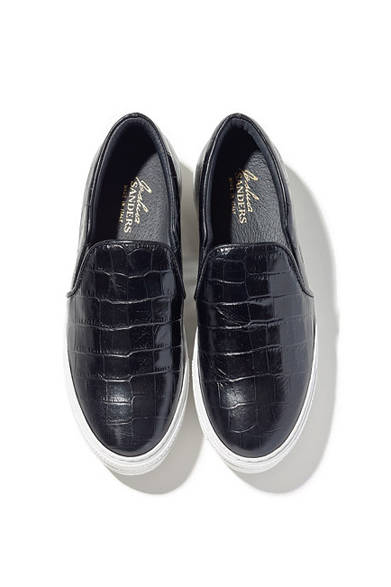 <strong>Joshua SANDERS｜ジョシュア サンダース</strong><br />ブランド名と同名のアメリカ人デザイナーが手掛ける「ジョシュア サンダース」。アッパーにクロコダイルの型押しのレザーを使ったスリッポンは、今回のためにソールの色を白に変更。エストネーション大阪店限定。5万2920円