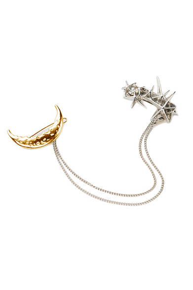 <strong>PLUIE｜プリュイ</strong><br />アクセサリーブランド「プリュイ」。チェーン付きのバレッタは、付ける位置をアレンジすることで、ジュエリー感覚で楽しめる。エストネーション別注・大阪店先行発売。2万8080円