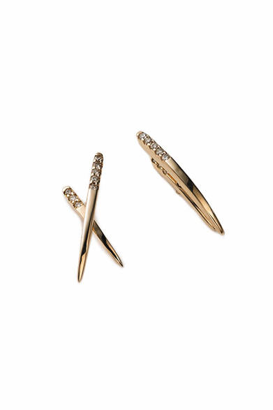 <strong>Hirotaka｜ヒロタカ</strong><br />アクセサリーブランド「ヒロタカ」のピアスは、ダイヤが施された贅沢なデザイン。写真のようにピアスの表情をアレンジすることができる。エストネーション別注・大阪店先行発売。3万1320円