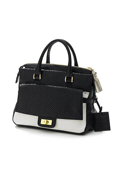 <strong>PotioR｜ポティオール</strong><br />2010-11秋冬シーズンにデビューしたバッグブランド「ポティオール」は、デイリーユースに便利なミニボストン。エストネーション別注・大阪店先行。4月10日（金）発売。3万7800円