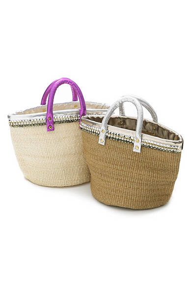 <strong>COHAKU｜コハク</strong><br />夏の定番であるカゴバッグは、アクセサリーブランド「コハク」。口の部分に施されたスタッズとクリスタルのパーツがアクセントに。エストネーション別注・大阪店先行発売。各2万520円