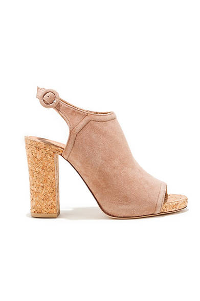 <strong>PIPPISHIC｜ピッピシック</strong><br />シューズブランド「ピッピシック」のサンダル。コルクのソールを使った、羊革のスエードのエレガントな一足。3万5640円