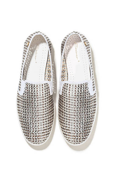 <strong>Rivieras｜リヴィエラ</strong><br />メンズと同じデザインの「リヴィエラ」のスニーカー。シルバーカラーのデザインは、足元を個性的に演出する。エストネーション別注・大阪店先行。4月18日（土）発売。1万4040円